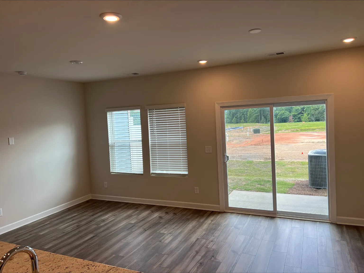 3 bed, 2.5 bath, 1400 sqft, $1,950 — Photo 4