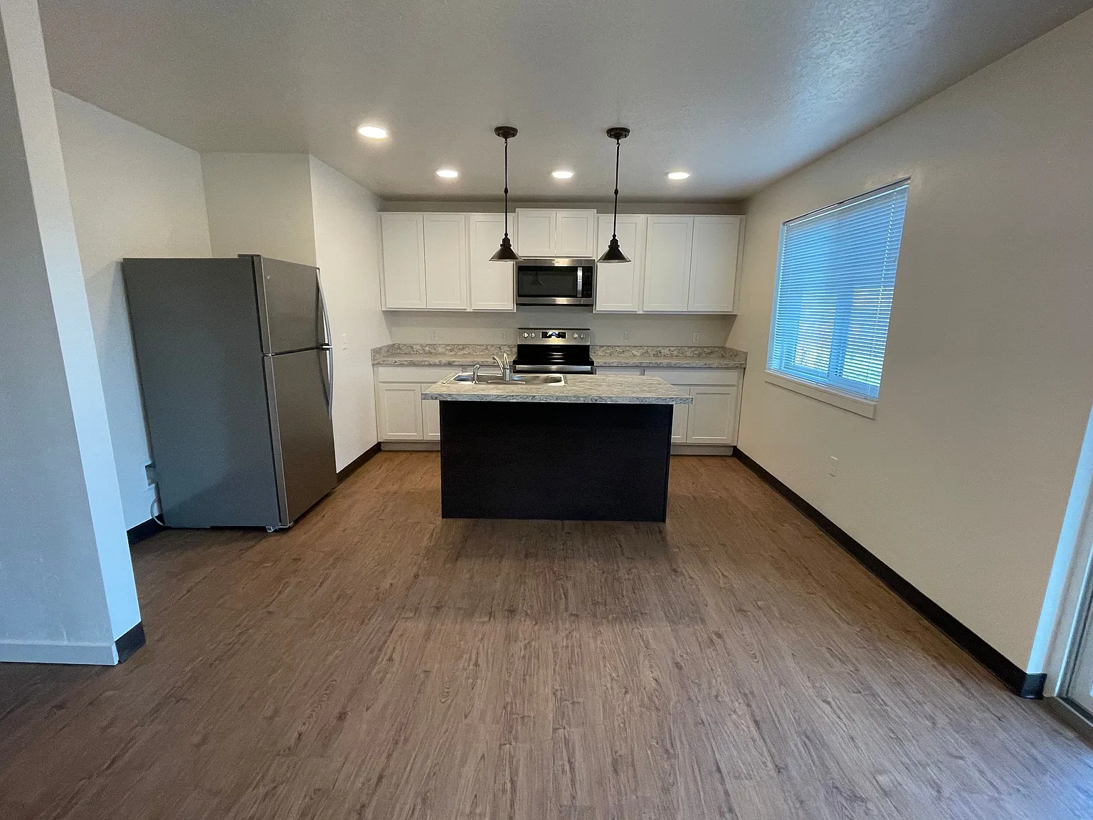 2 bed, 1040 sqft, $1,500 — Photo 3