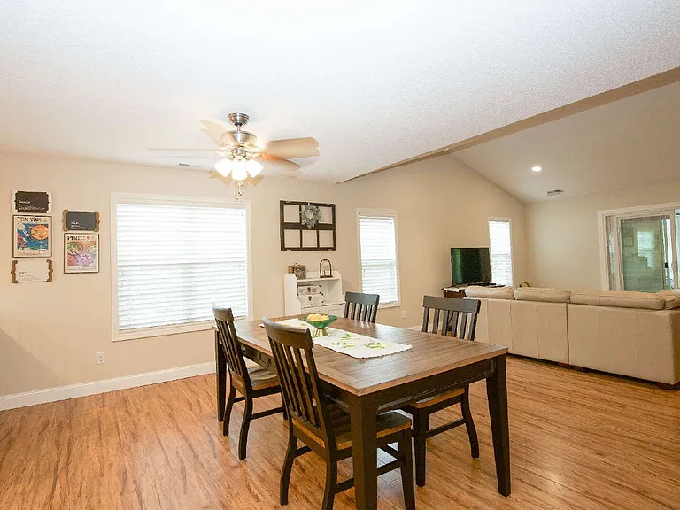 225 Adams Cir — Photo 4