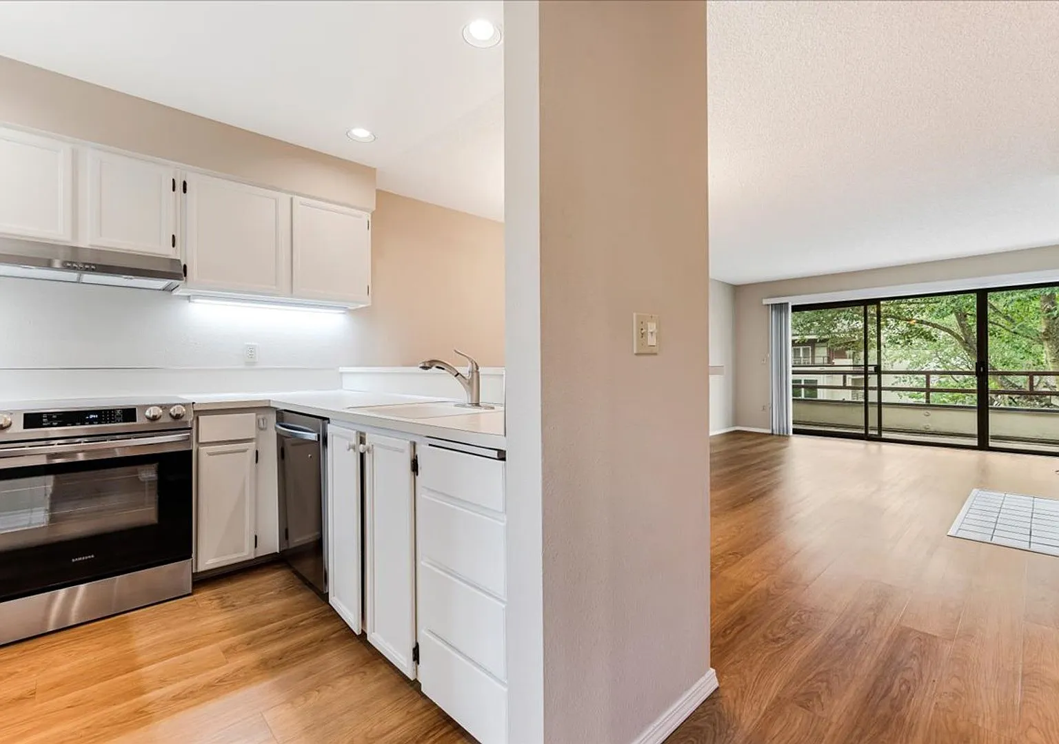 Beautiful 2 bedroom 2 bath condo available September! — Photo 1