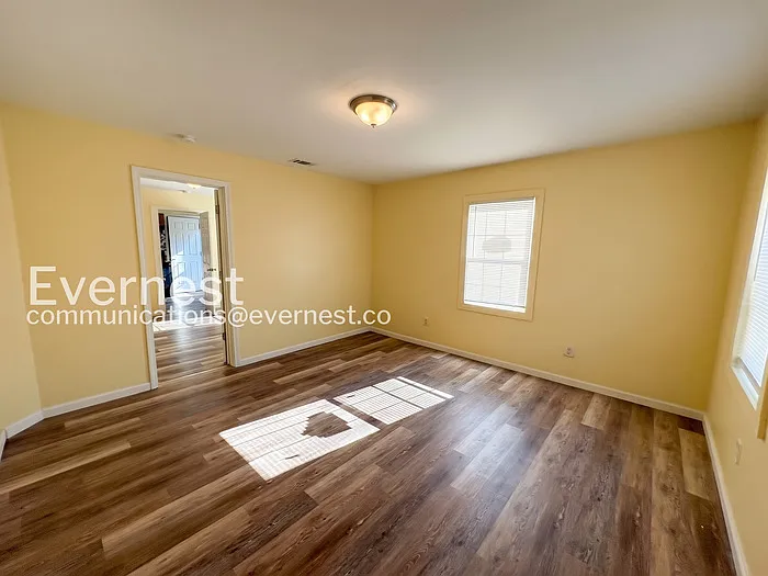 3 bed, 2.0 bath, 1045 sqft, $895 — Photo 4