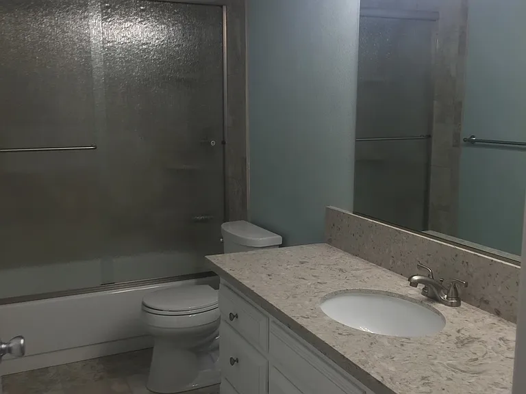 1015 Lakeside Dr — Photo 4