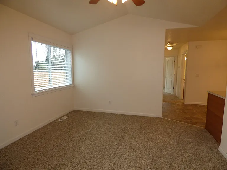 3536-3538 Fisher Ct NE — Photo 5