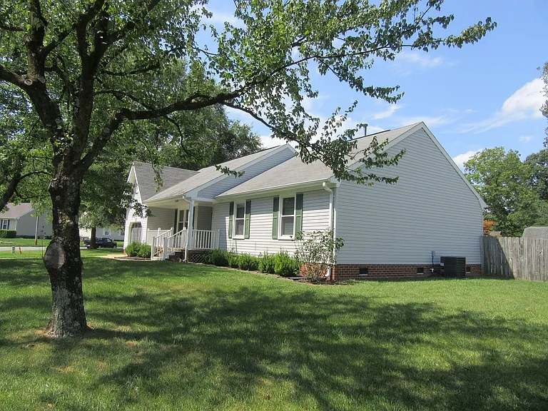 2400 Broadnax Cir — Photo 3