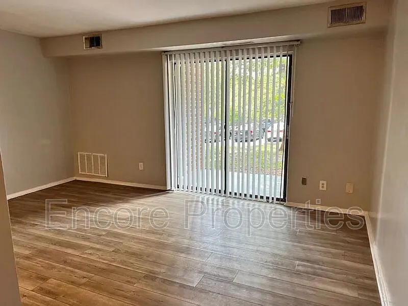 2 bed, 1.0 bath, 1000 sqft, $1,300 — Photo 4