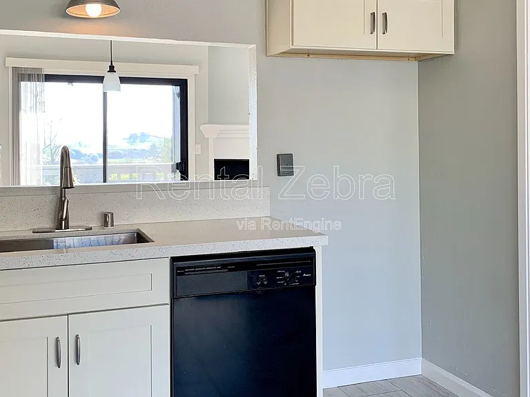 1592 Ashwood Dr — Photo 3