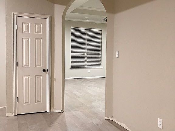 3rd image of 505 Shady Oak Dr
