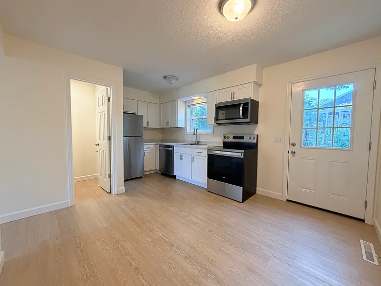 821 W Wood St #B — Photo 4