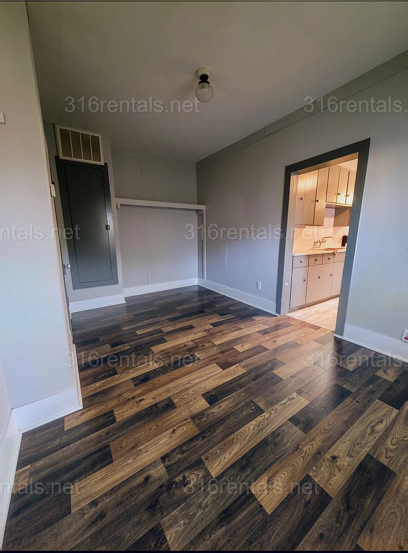 307 N Elm St — Photo 3