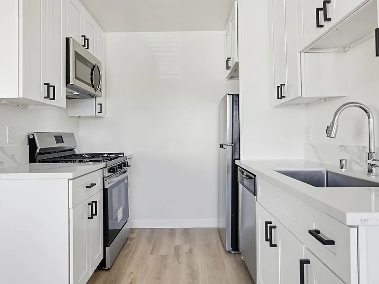 Apartment Building in Park Mesa Heights with Laundry On-Site and Parking — Photo 8
