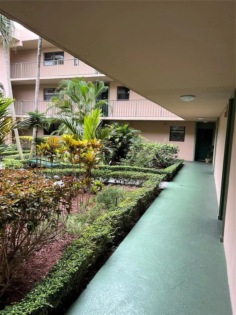 Building Photo - 10525 SW 112th Ave #114