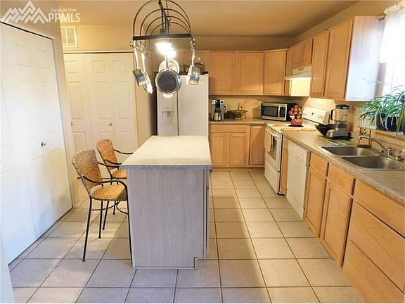 Spacious kitchen w island and pantry