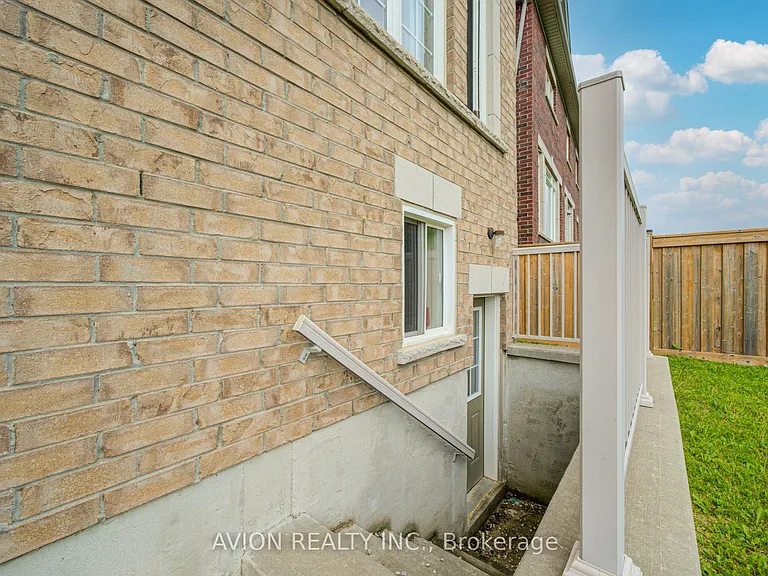 102 Joseph Hartman Cres — Photo 46