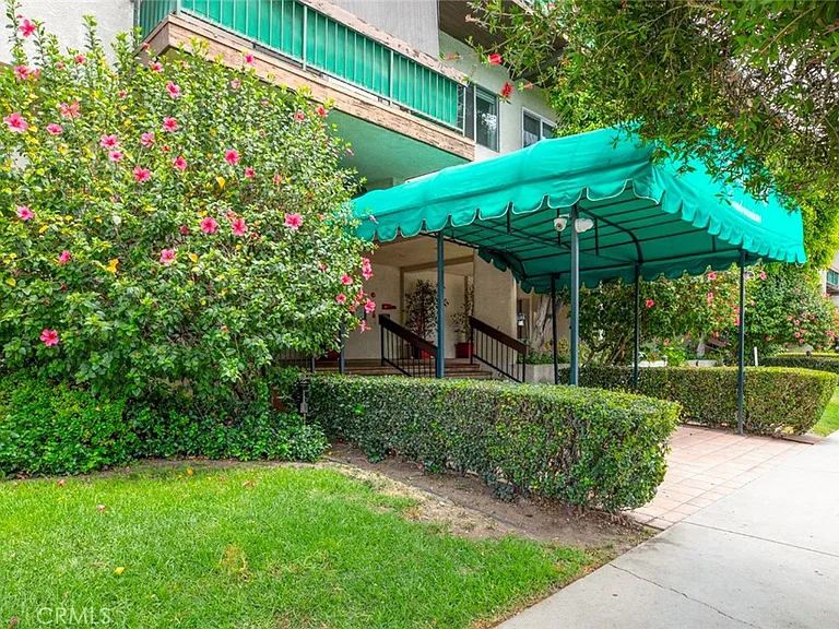 5460 White Oak Ave #K301 — Photo 15