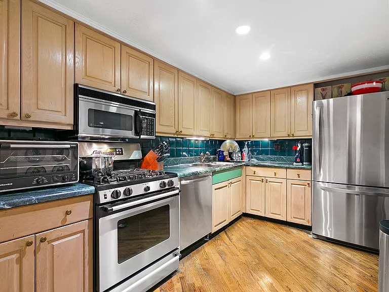 121 W 20th St #2D — Photo 8