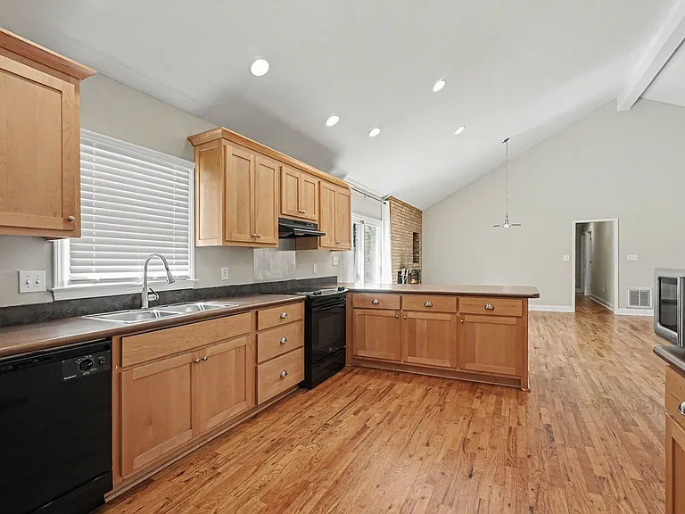 290 University Cir — Photo 8