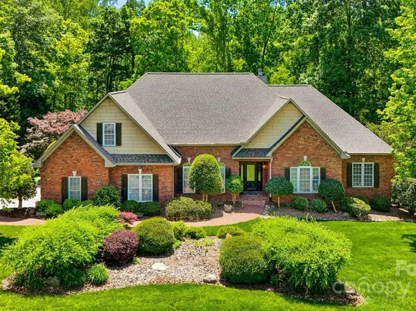 2269 Willow Creek Dr, Newton, NC 28658