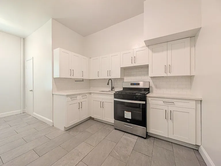 267 Webster Ave #1R — Photo 2
