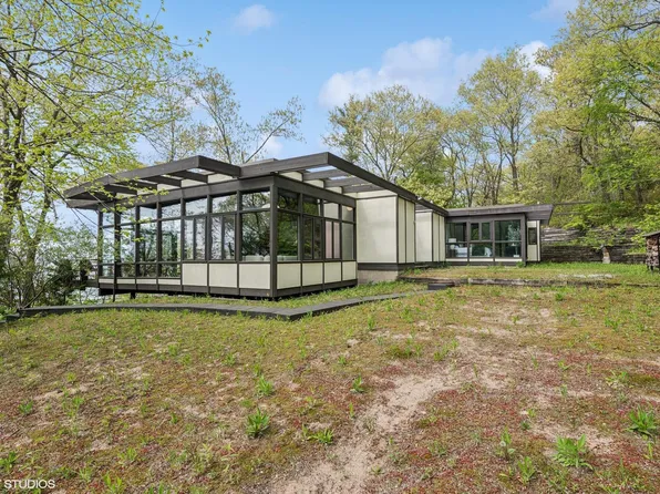 609 E Lake Front Dr, Beverly Shores, IN 46301