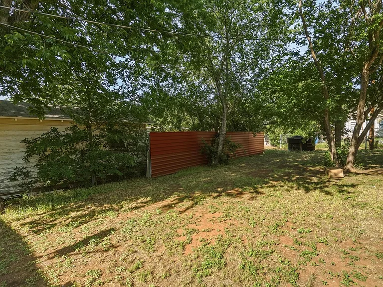 735 Victoria St — Photo 17