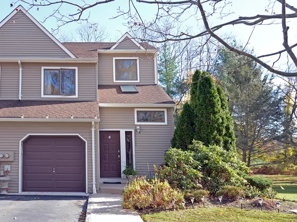 1 Oak Mews Ct, Ocean, NJ 07712