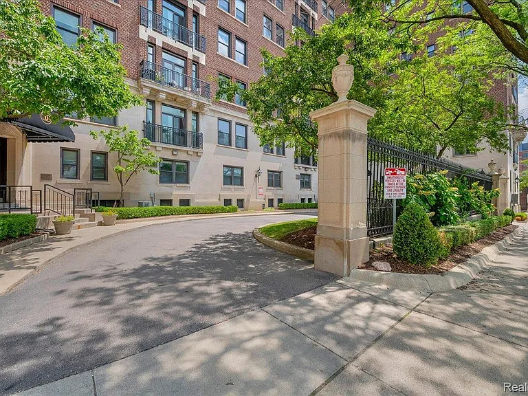 2900 E Jefferson Ave #D201 — Photo 2