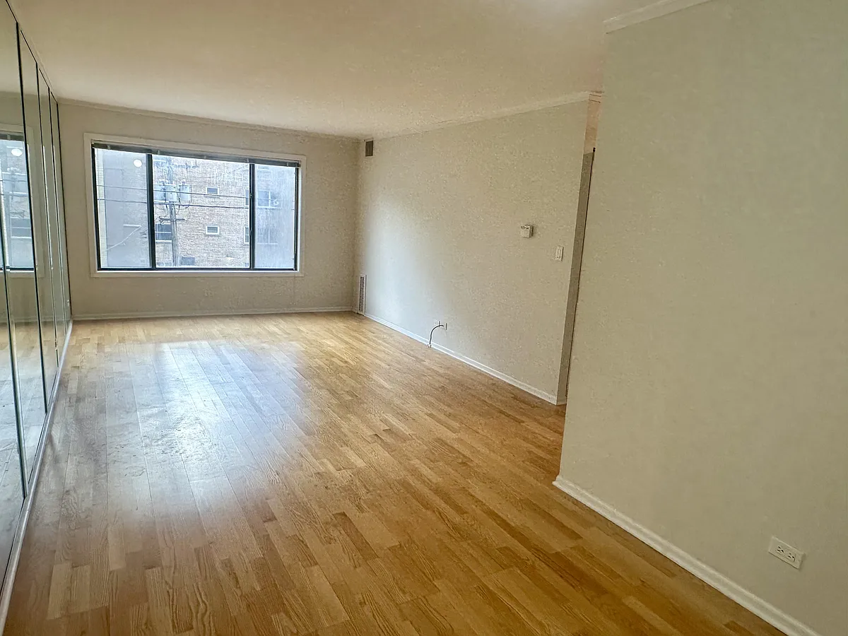 Building Photo - 6102 N Sheridan Rd #305