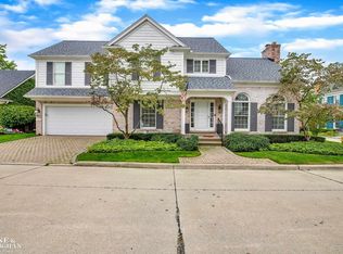 934 Lochmoor Pl, Grosse Pointe, MI