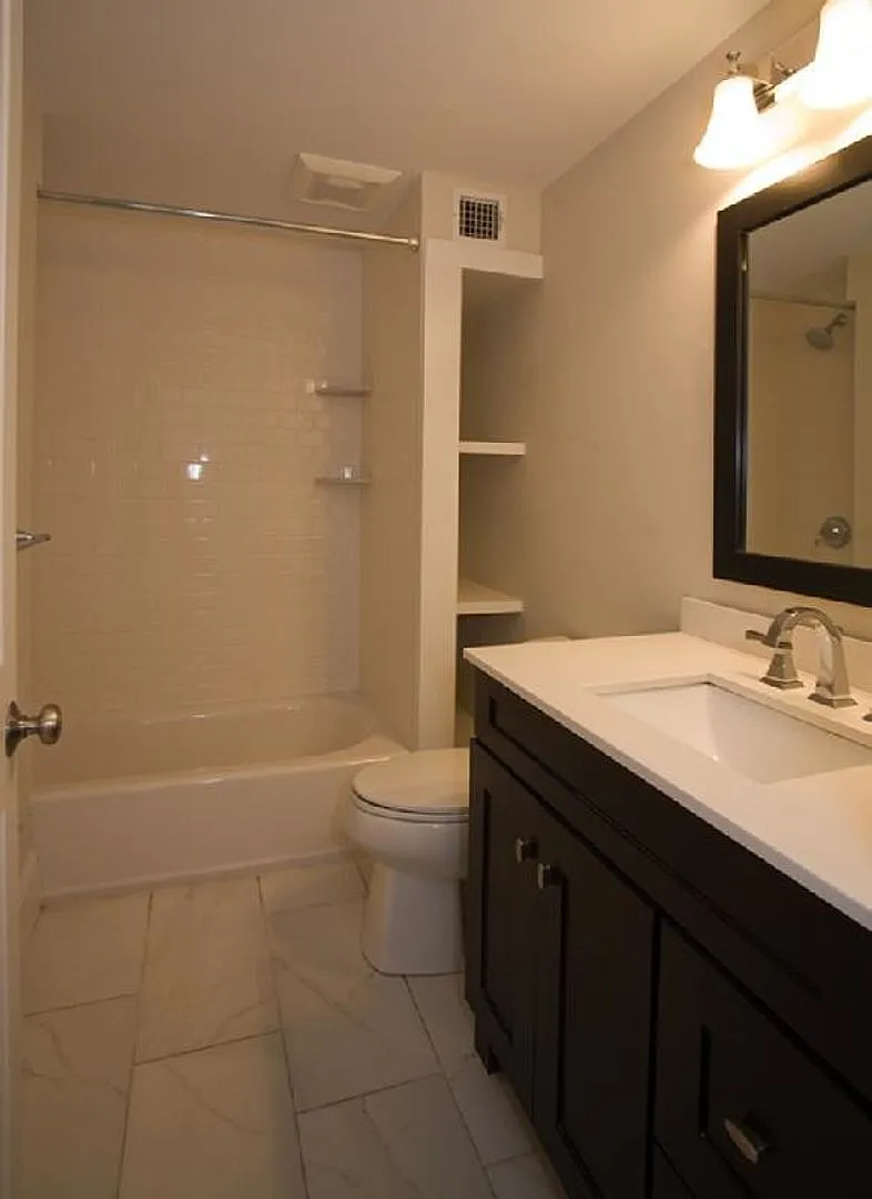 Beautiful 2 bed unit with in-unit laundry and private patio!! — Photo 2
