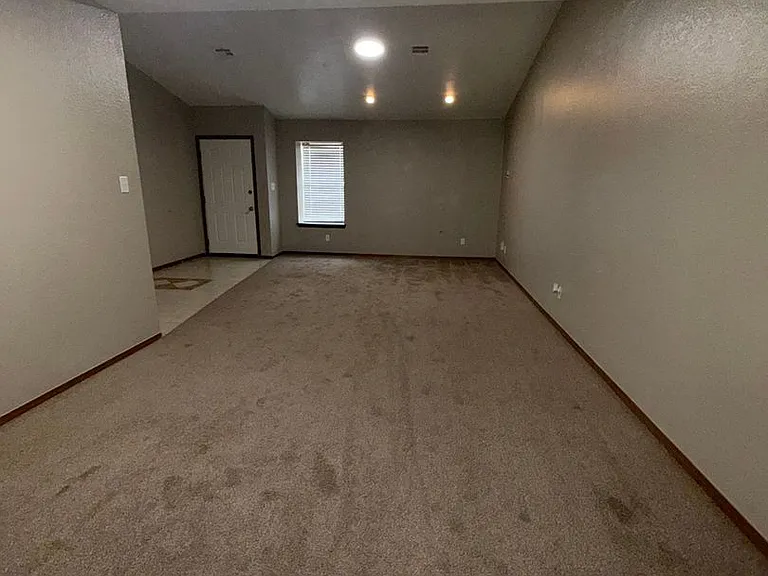 824-930 Railhead Dr — Photo 14
