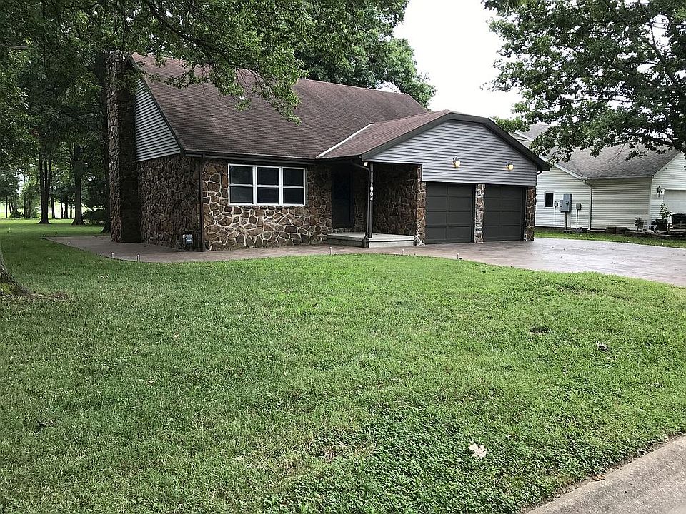 1st image of 1004 Twin Lakes Dr