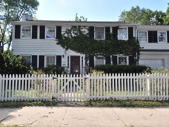 3rd image of 2929 E Hartford Ave