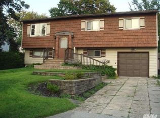 15 Starfire Dr, Centereach, NY 11720