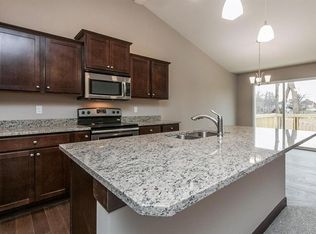 2112 Shady Grove Rd SW, Cedar Rapids, IA 52404