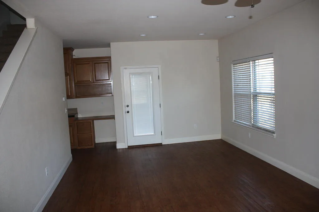 3 bed, 2.5 bath, 1700 sqft, $2,000 — Photo 3