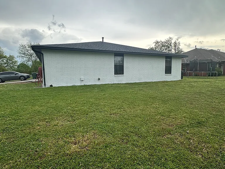 704 E Eastview Dr — Photo 2