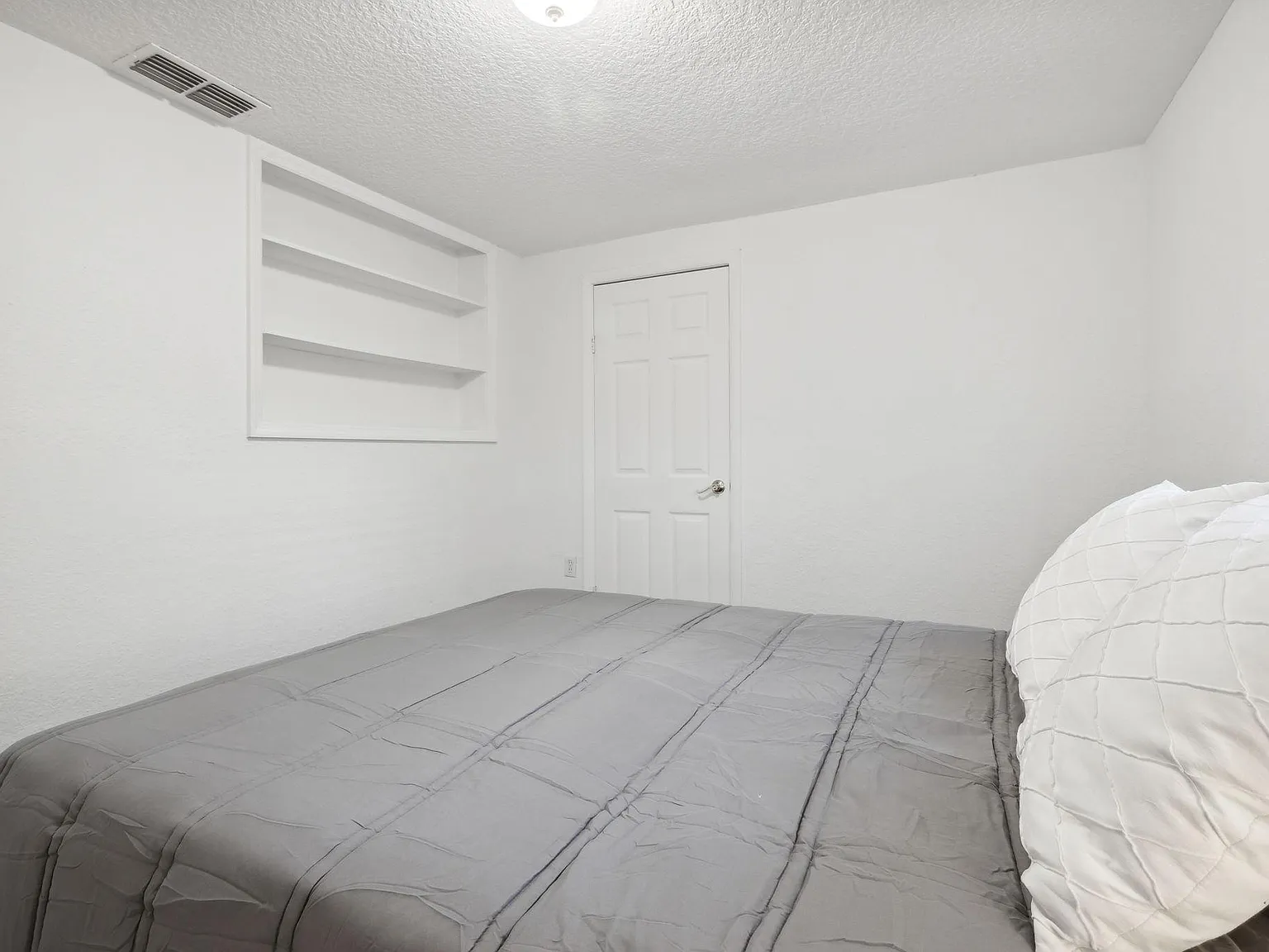 4 bed, 2.0 bath, 1400 sqft, $793 — Photo 2