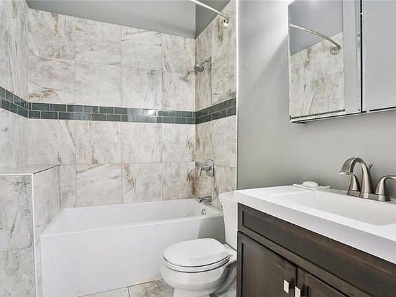 3rd image of 2503 Burgundy St #2503