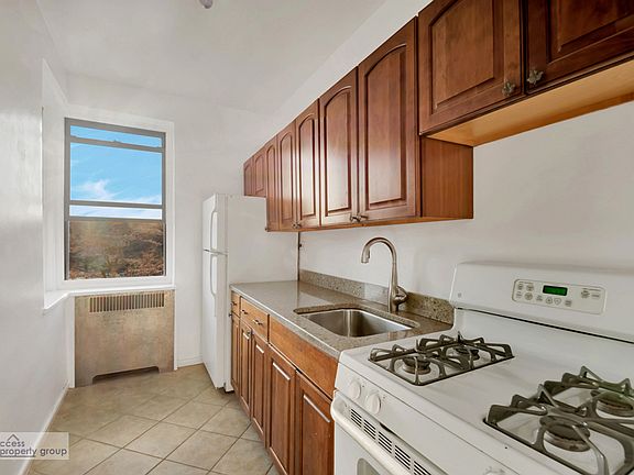 3rd image of 586 W 215th St #5A