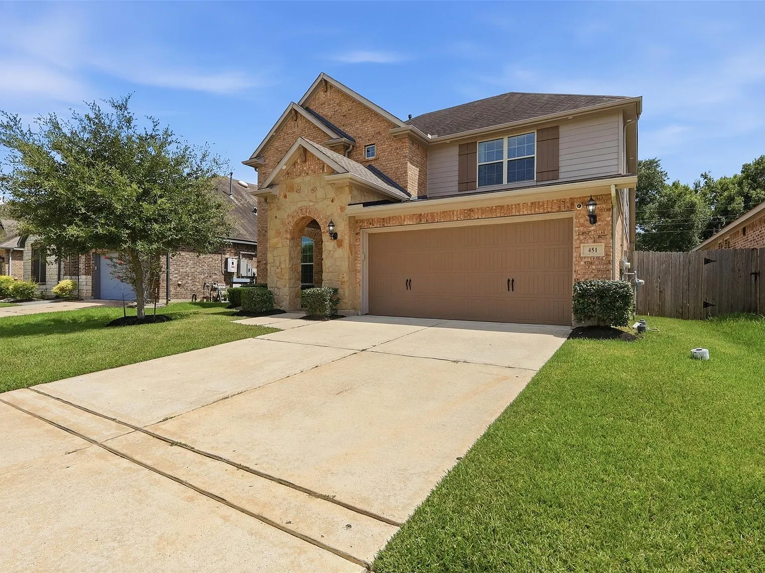 4 bed, 2.5 bath, 2634 sqft, $2,600 — Photo 1