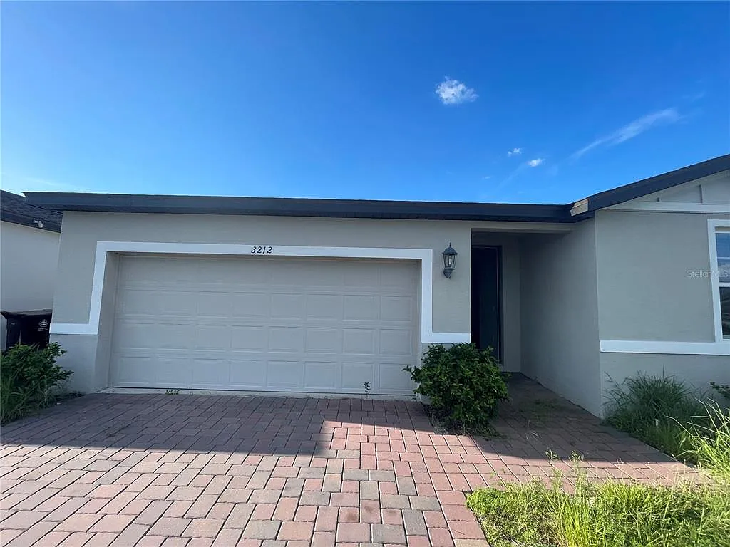 4 bed, 2.0 bath, 1823 sqft, $2,000 — Photo 2