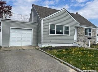37 Brookside Ave, North Babylon, NY 11703