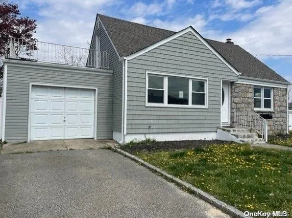 37 Brookside Avenue, North Babylon, NY 11703