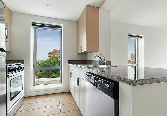 3rd image of 15350 89th Ave APT 1004