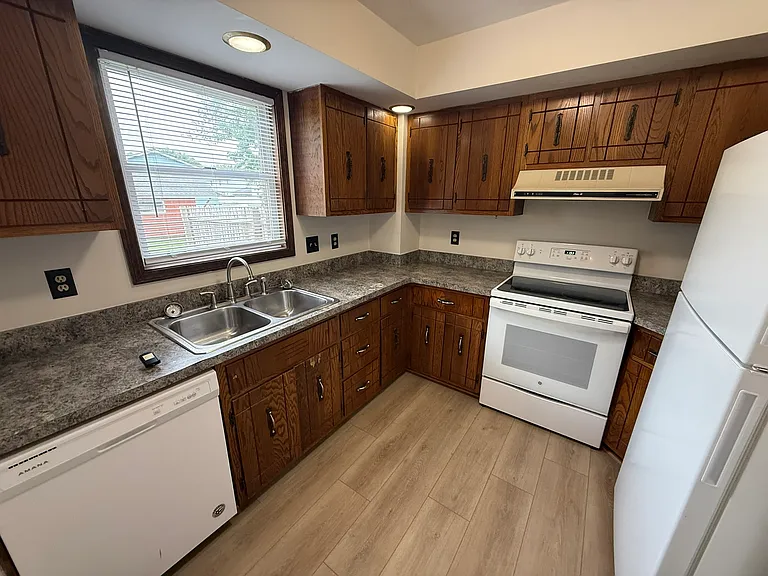 1034 Oriole Dr — Photo 6
