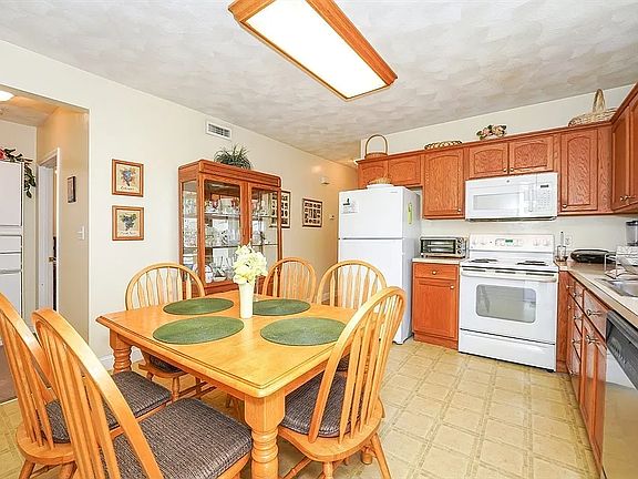 3rd image of 102 Parker Rd APT 1