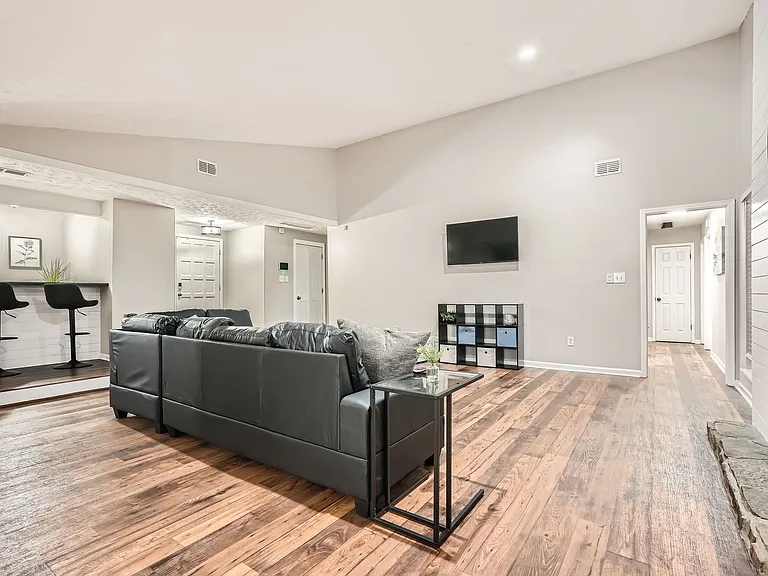 1040 Terramont Dr — Photo 10