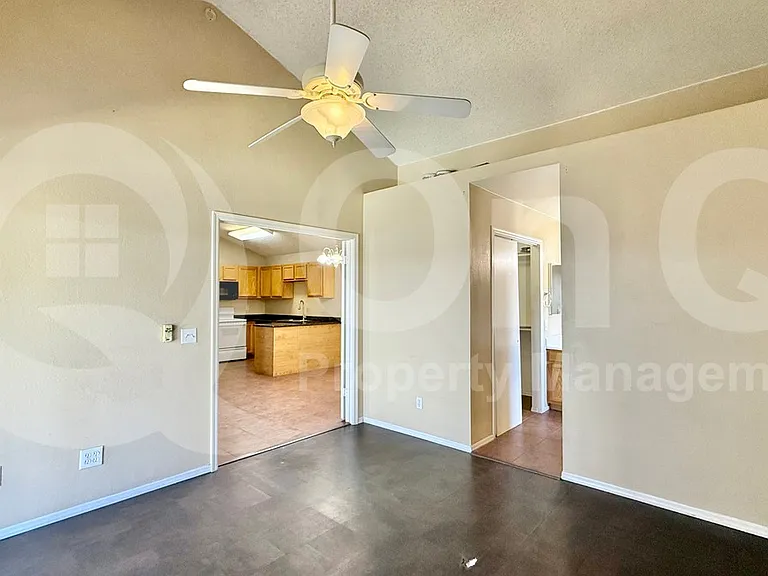 11014 N 81st Ave — Photo 12
