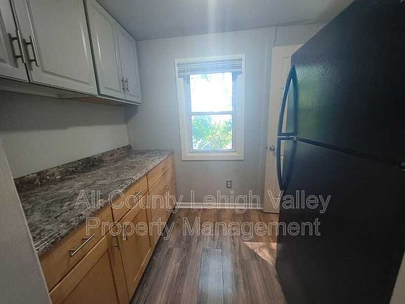 4th image of 934 Vernon St