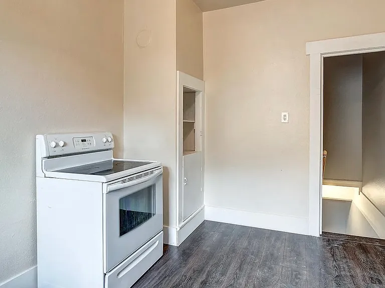 122 W 23rd St — Photo 10